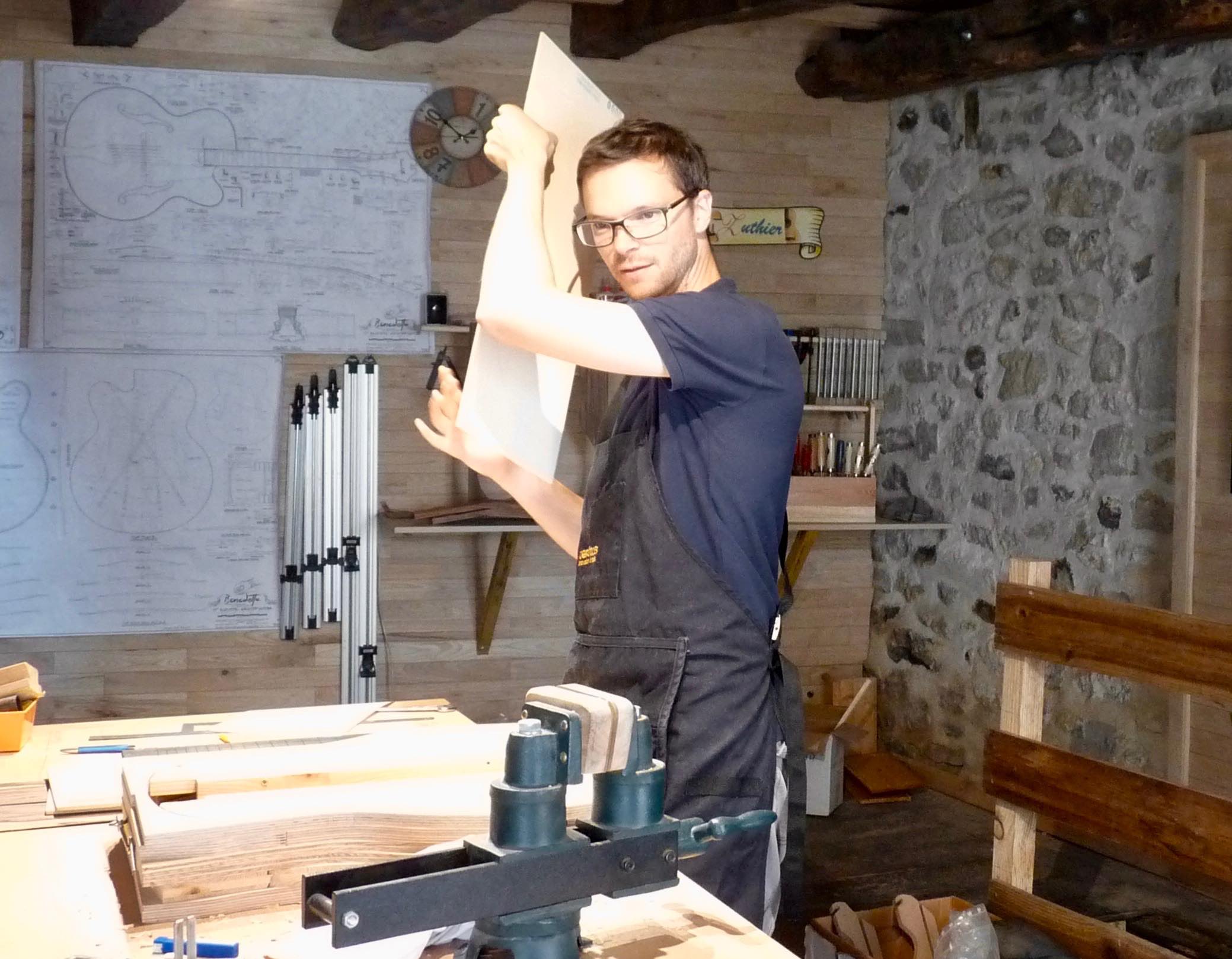 Le luthier en train d'écouter les vibrations d'une table en épicéa. Le luthier Jean-Rémy Otge.