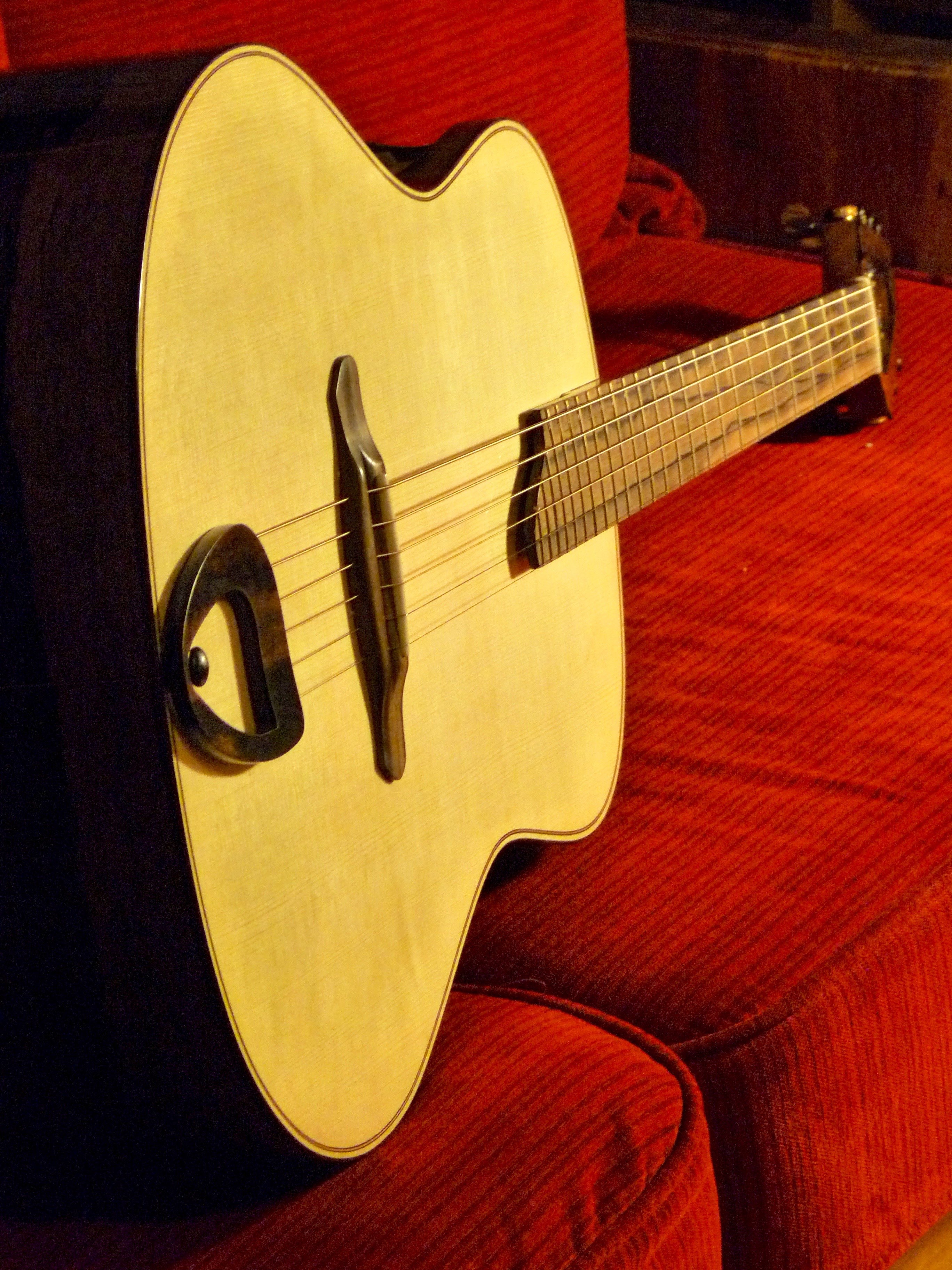 Vue d'une guitare Otge